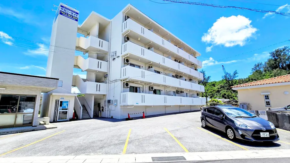 Kariyushi Condominium Resort Kin Yaka Seaside