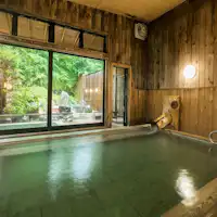 Pemandian dalam ruangan di pemandian umum.