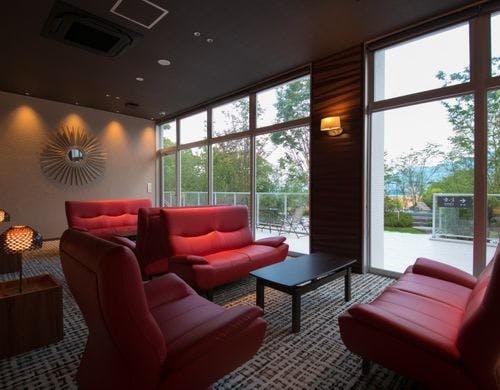 落ち着いた空間のロビー