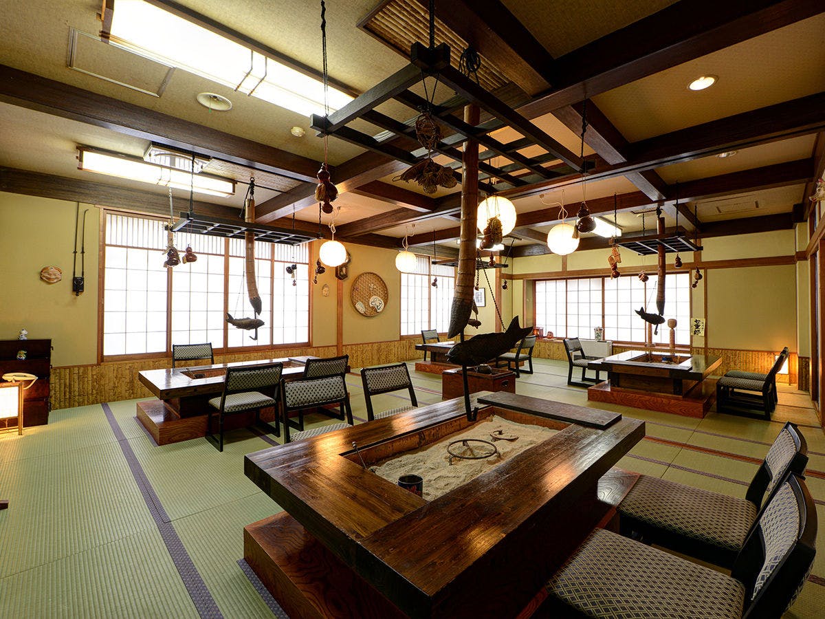 พื้นที่รับประทานอาหารพร้อมเตาผิงแบบดั้งเดิม