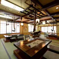 พื้นที่รับประทานอาหารพร้อมเตาผิงแบบดั้งเดิม