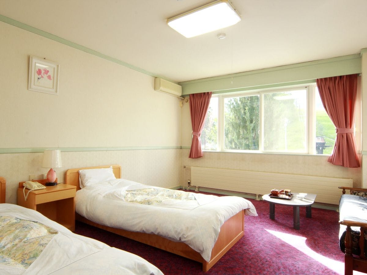 ห้องพักแบบเตียงคู่สไตล์ตะวันตก (พร้อมอ่างอาบน้ำ ห้องน้ำ และอ่างล้างหน้า)