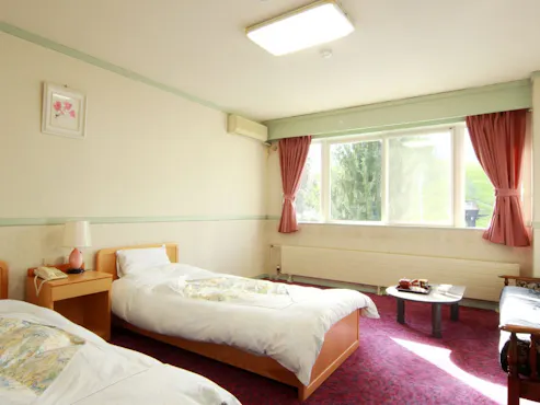 ห้องพักแบบเตียงคู่สไตล์ตะวันตก (พร้อมอ่างอาบน้ำ ห้องน้ำ และอ่างล้างหน้า)