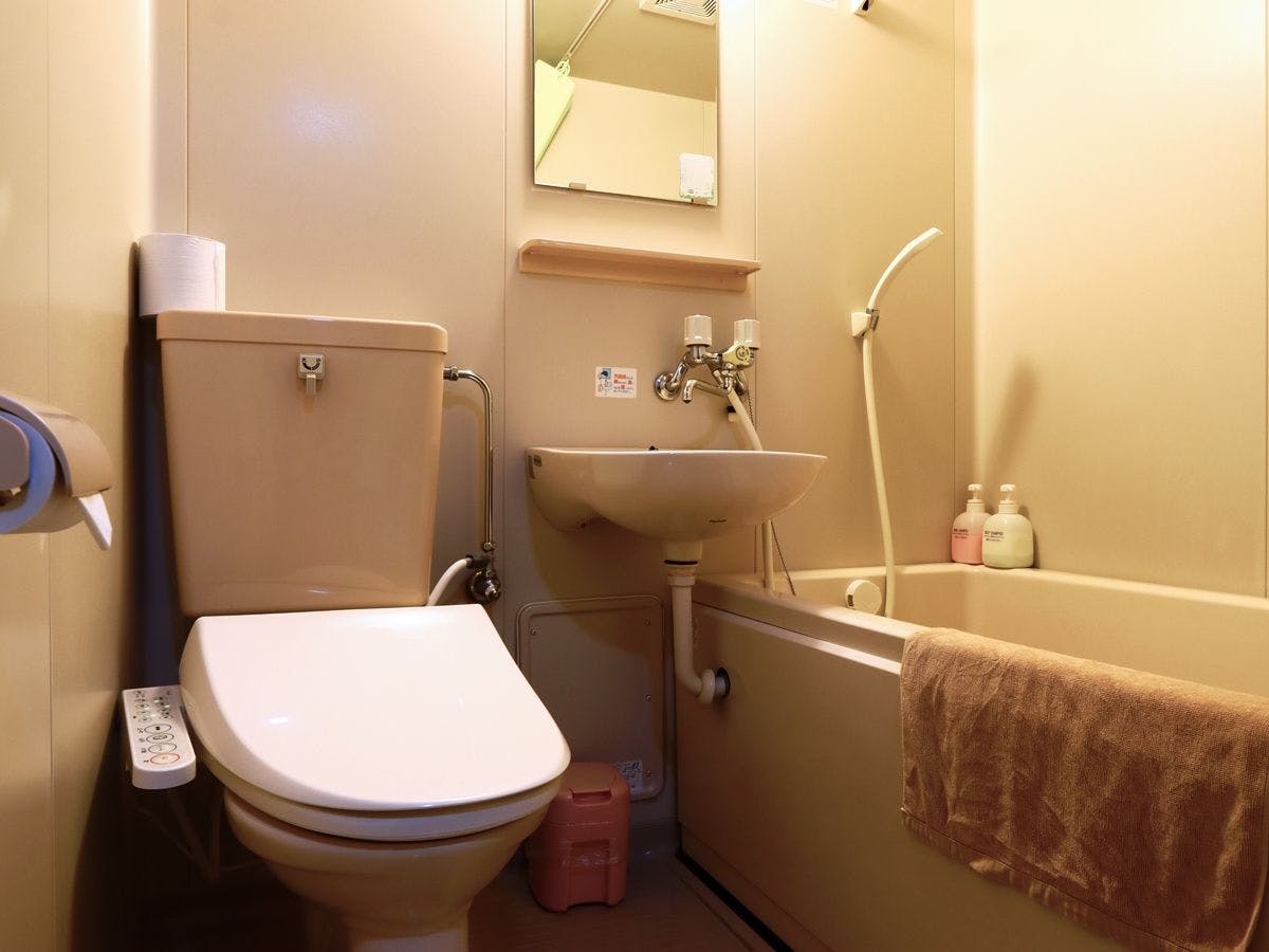 มี ห้องพัก พร้อมห้องน้ำและอ่างอาบน้ำด้วย