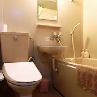 มี ห้องพัก พร้อมห้องน้ำและอ่างอาบน้ำด้วย