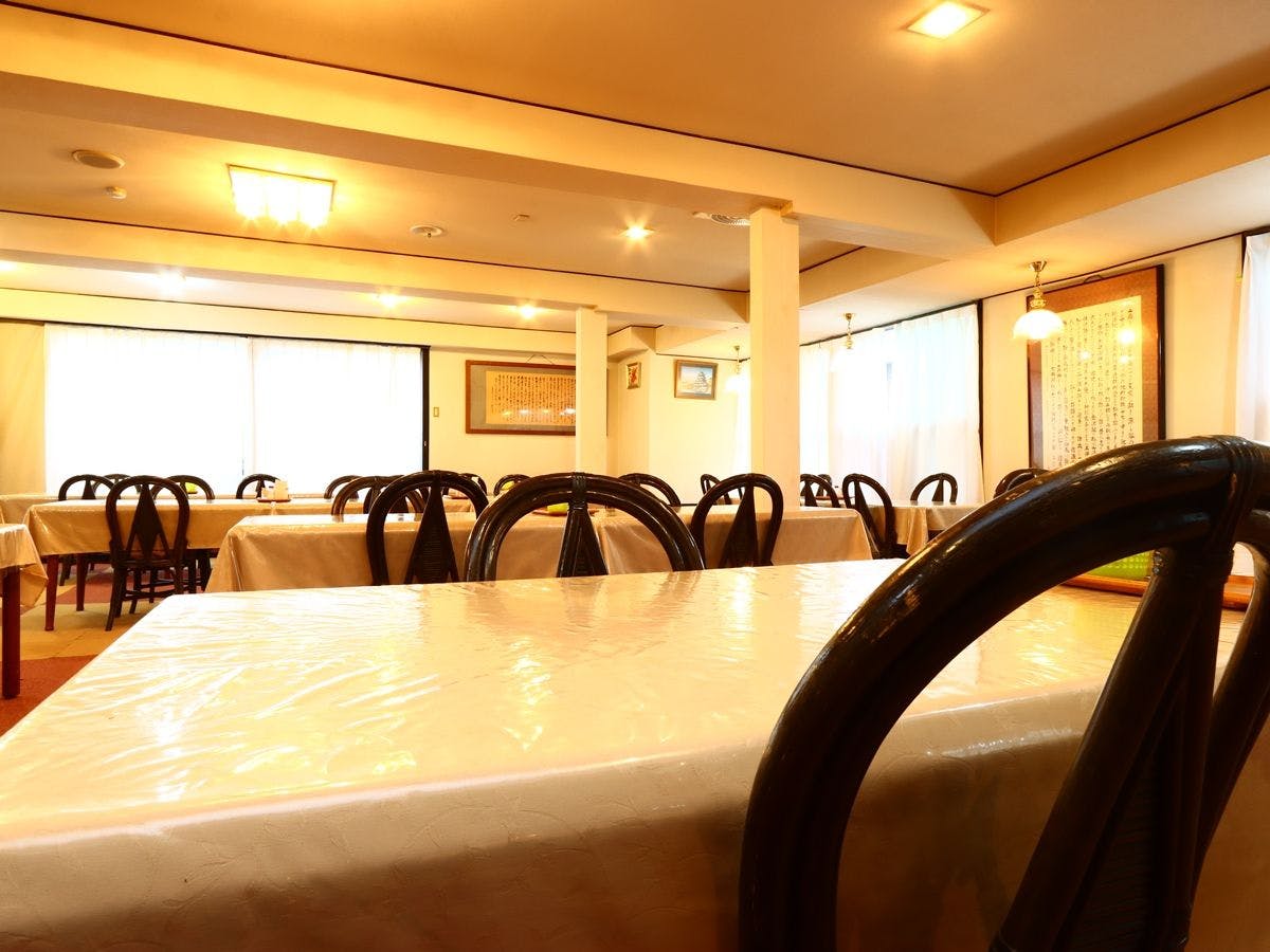 เพลิดเพลินกับมื้ออาหารในห้องรับประทานอาหารที่กว้างขวาง