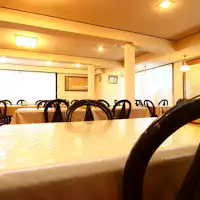 เพลิดเพลินกับมื้ออาหารในห้องรับประทานอาหารที่กว้างขวาง