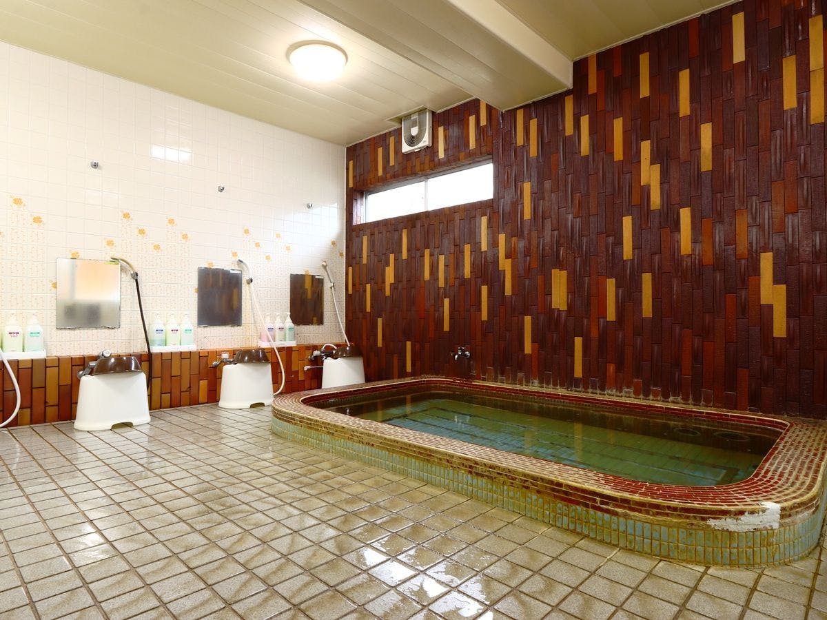 น้ำพุร้อนธรรมชาติ "ฮาคุบะ สึกาอิเคะ ออนเซ็น" พร้อมห้องอาบน้ำขนาดใหญ่