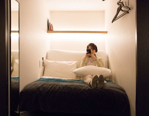 カプセルホテルの域を超えるスマートポッド