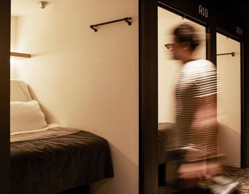 カプセルホテルの域を超えるスマートポッド