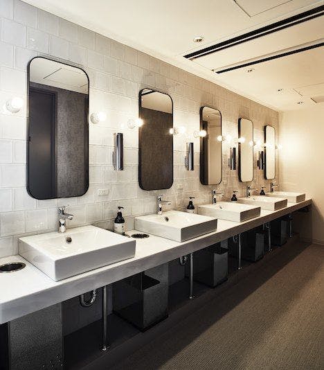 共用洗手台與獨立的淋浴間。