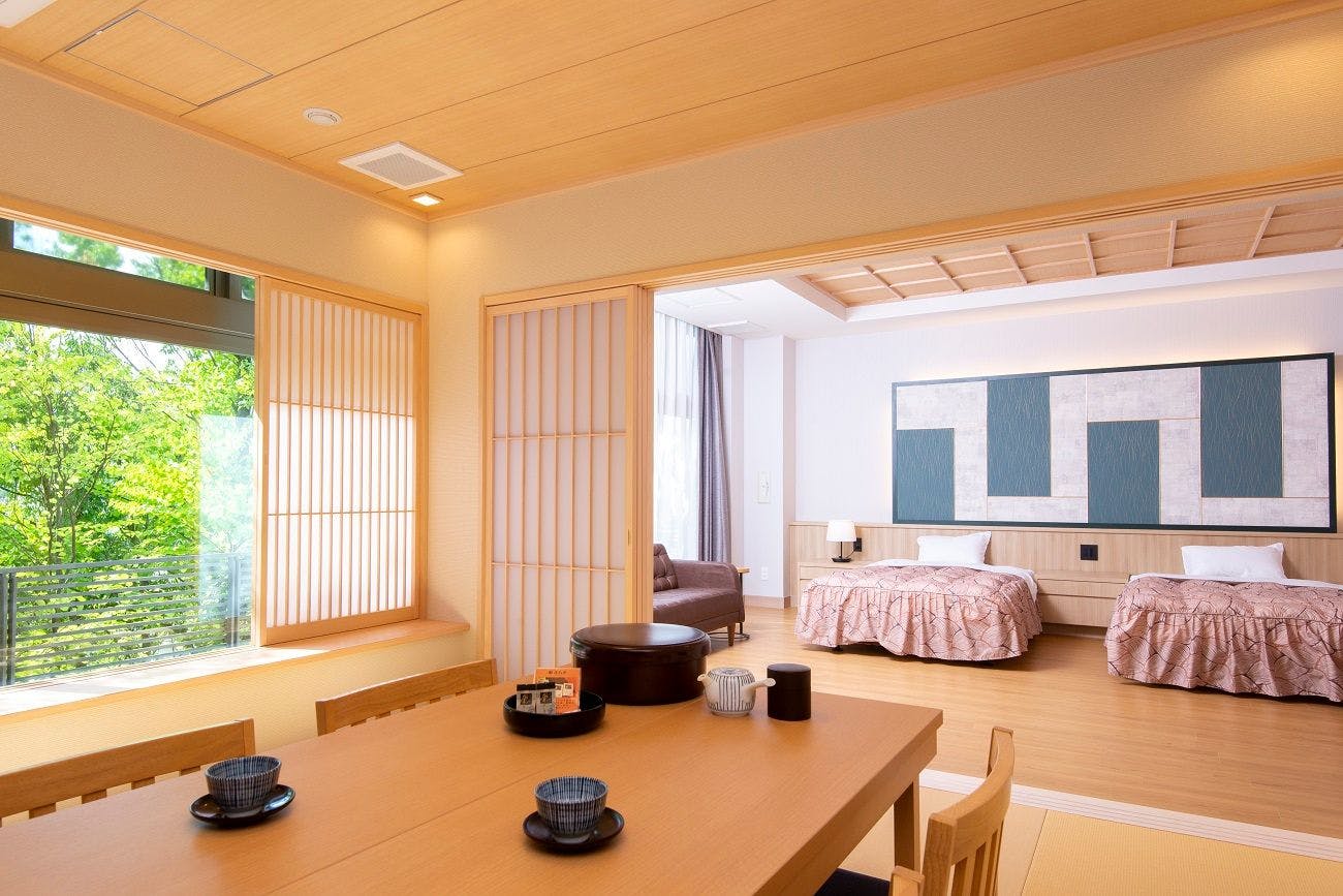 Bilik gaya Jepun dan Barat dengan tab mandi Mata air panas dalaman.