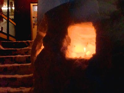 ขุดรูในกำแพงหิมะเพื่อวางเทียน