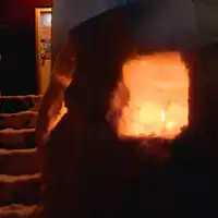 ขุดรูในกำแพงหิมะเพื่อวางเทียน