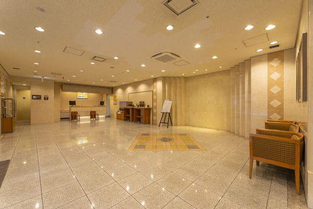 Lantai 1: Resepsionis dan lobi.