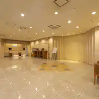 Lantai 1: Resepsionis dan lobi.