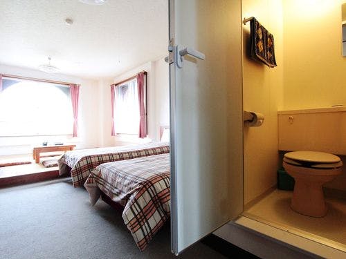 【和洋室】シャワー・トイレ付き