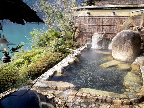 十津川の自然に囲まれた露天風呂。