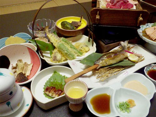 夕食一例：季節の地元食材を使った田舎会席