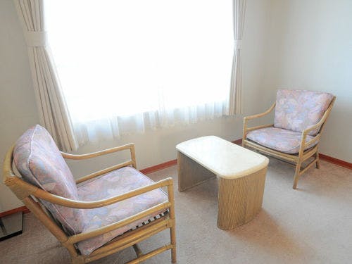 【客室】洋室の椅子とテーブル