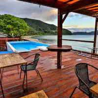 วิลล่าริมสระว่ายน้ำ