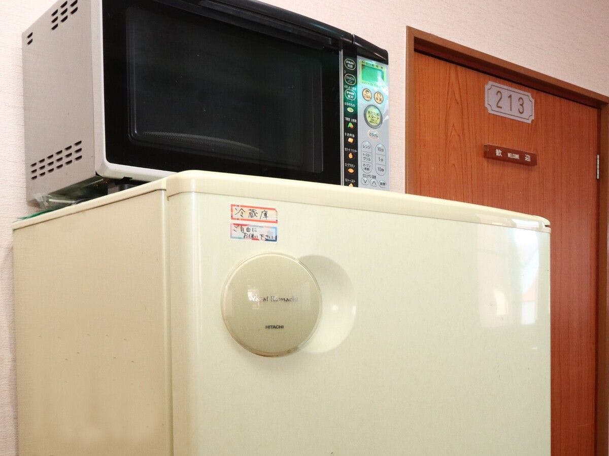 【ภายในอาคาร】ตู้เย็นและไมโครเวฟส่วนกลาง