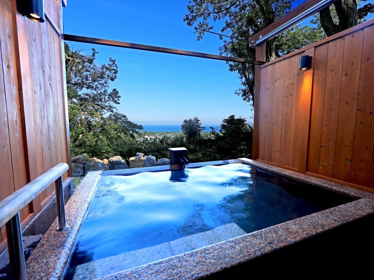 可眺望大海的露天溫泉