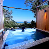 可眺望大海的露天溫泉