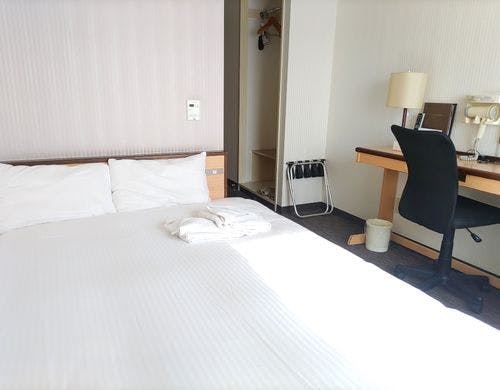 ダブルベッド1台のお部屋です。