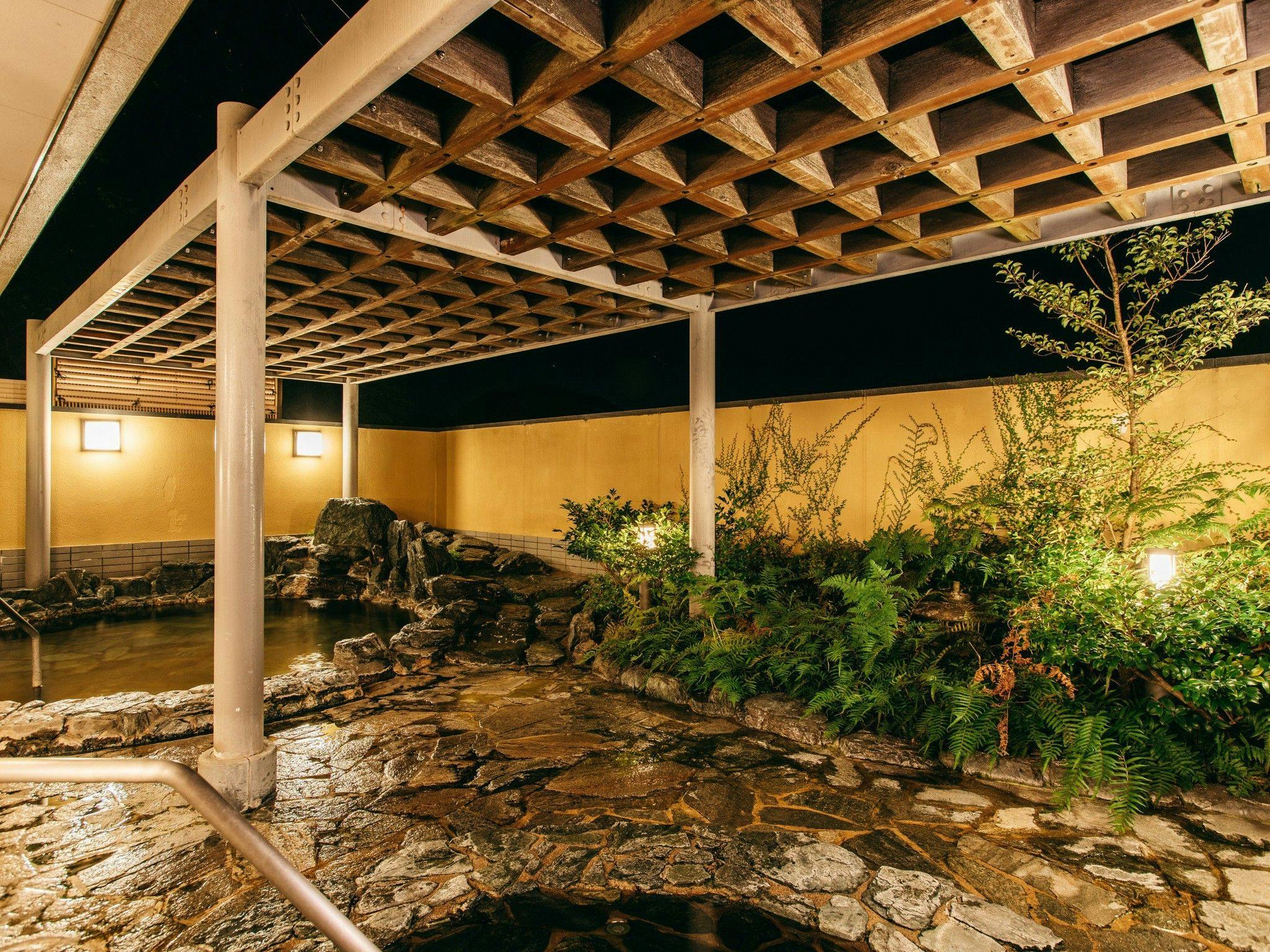 อ่างอาบน้ำกลางแจ้งชั้น 1