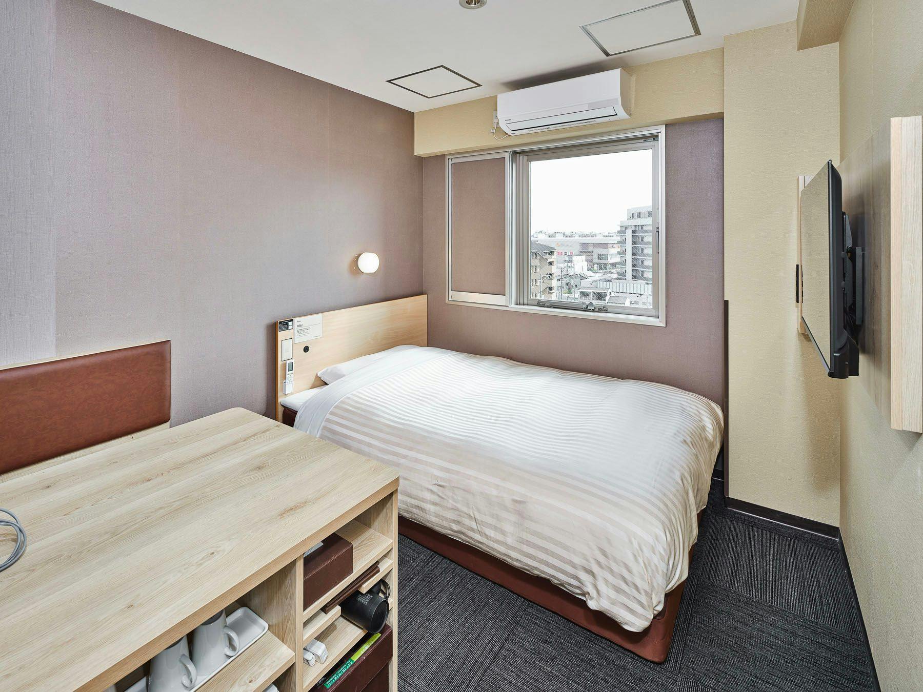 Meja lebar membuat pekerjaan Anda lebih lancar.