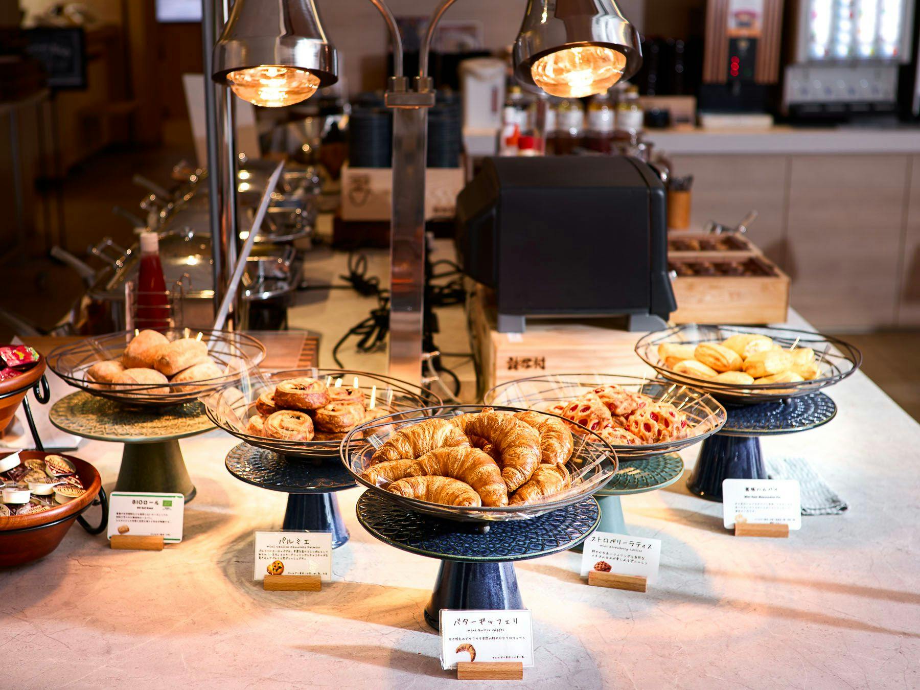 Nikmati sarapan dengan roti yang baru dipanggang.