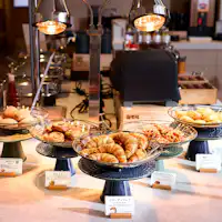 Nikmati sarapan dengan roti yang baru dipanggang.