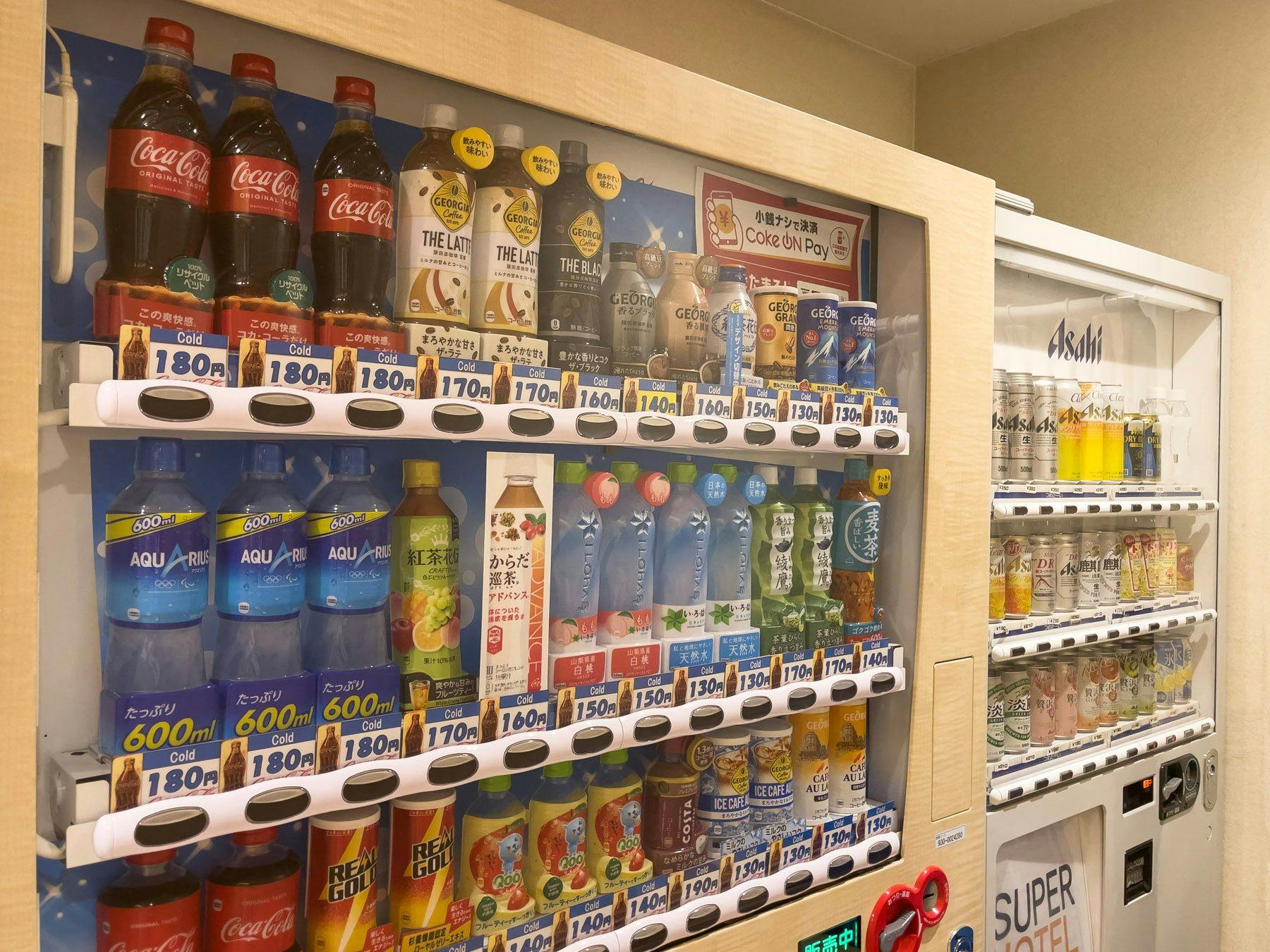 アルコールもジュースも館内販売しています
