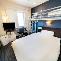 더블 침대와 로프트 침대 포함