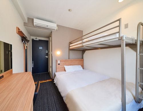 ダブルベッドとロフトベッド付