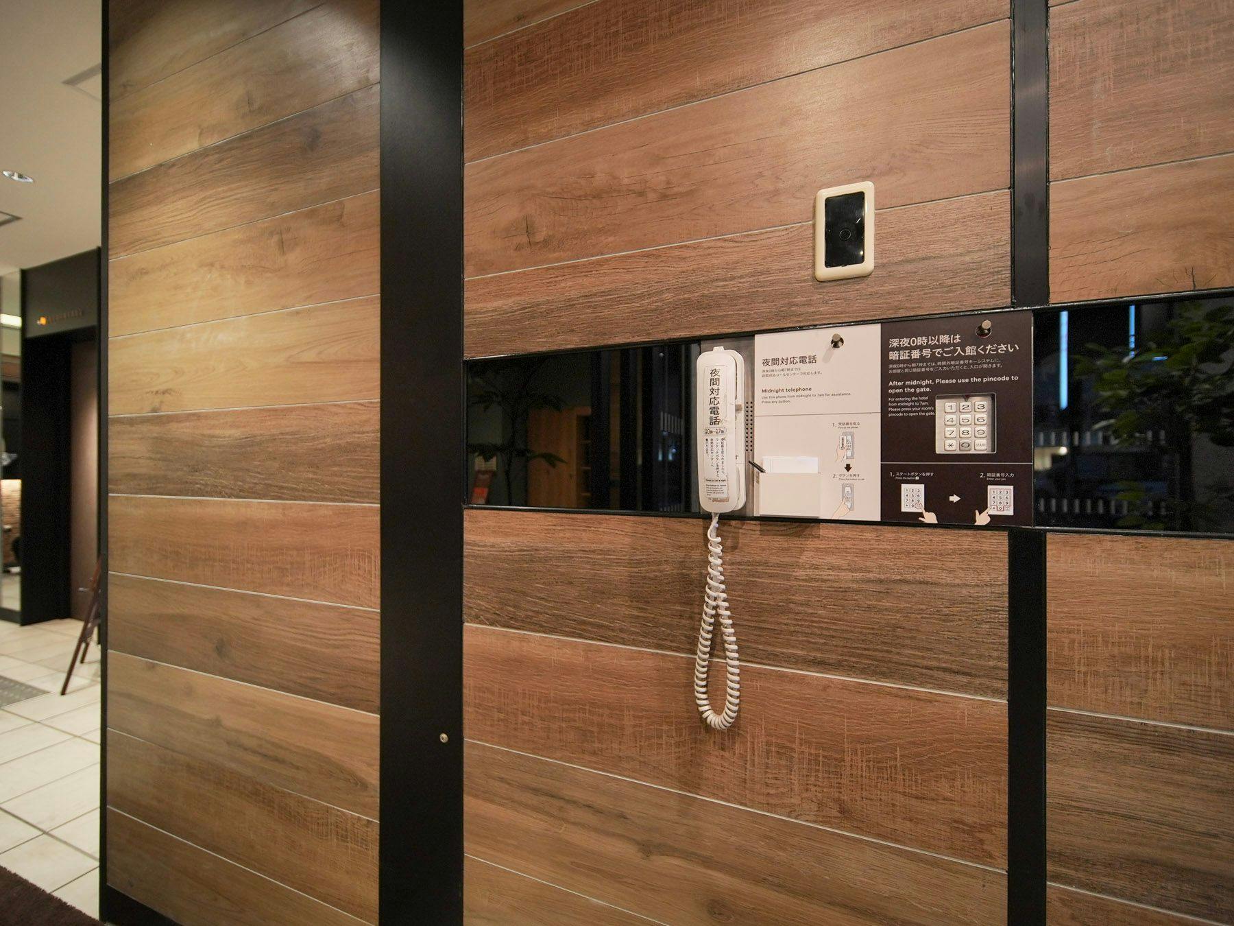 ทางเข้าจะล็อคหลังเวลา 24.00 น.