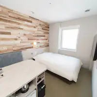 เตียงกว้าง 140 ซม. + โต๊ะทำงานกว้างขวาง