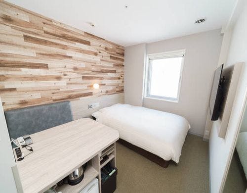 140cm幅のワイドベッド＋広々デスク