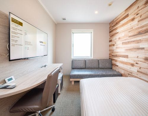 ダブルベッドとソファ付きのお部屋です