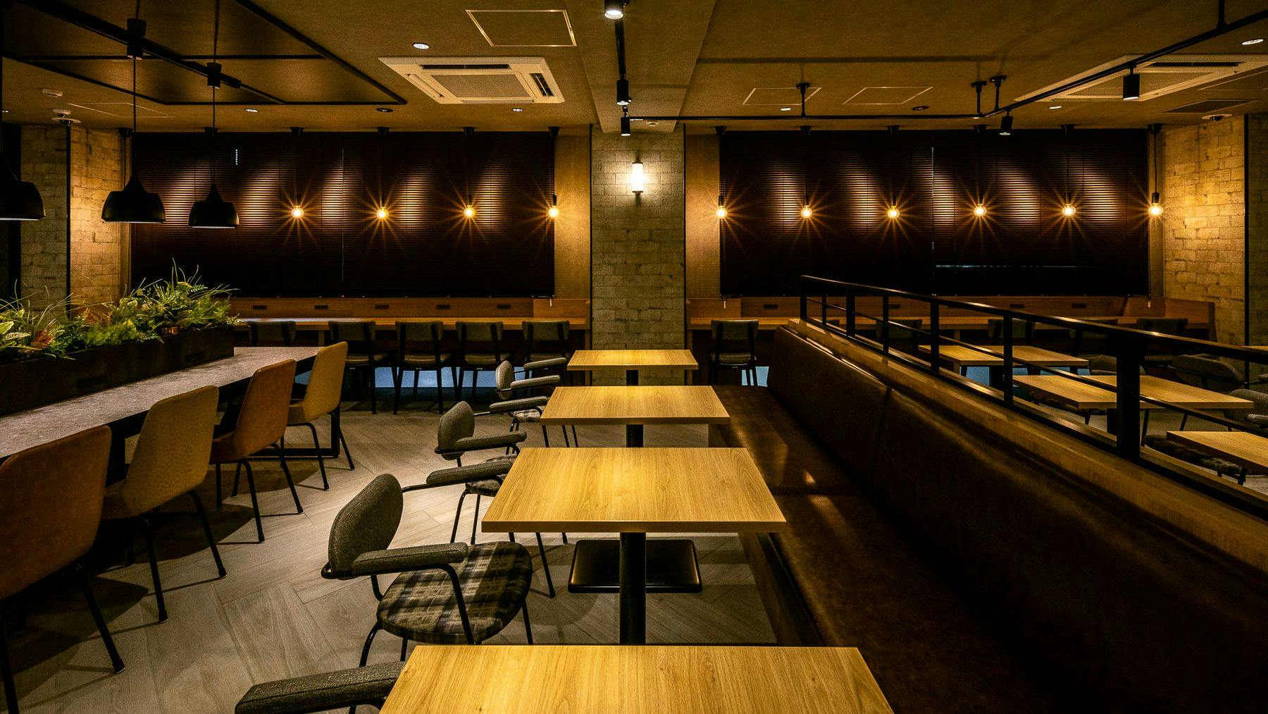 따뜻한 조명이 라운지를 비춥니다.