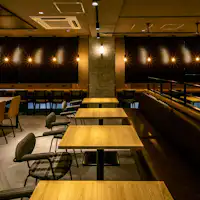 따뜻한 조명이 라운지를 비춥니다.