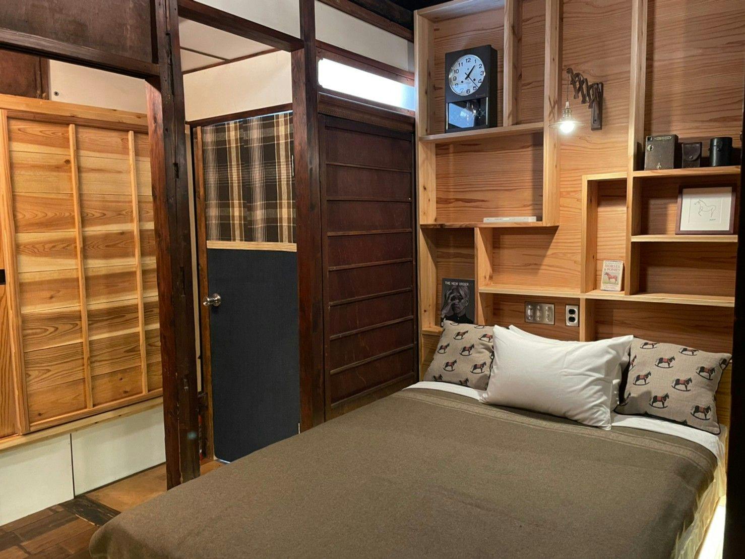 Kamar tidur seperti tersesat ke dalam kandang kuda.