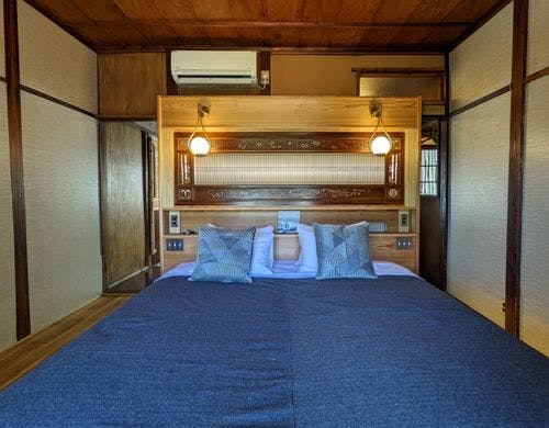 馬小屋に迷いかんだかのような寝室。