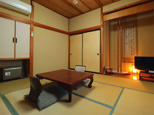 객실은 목조로 되어 있습니다.