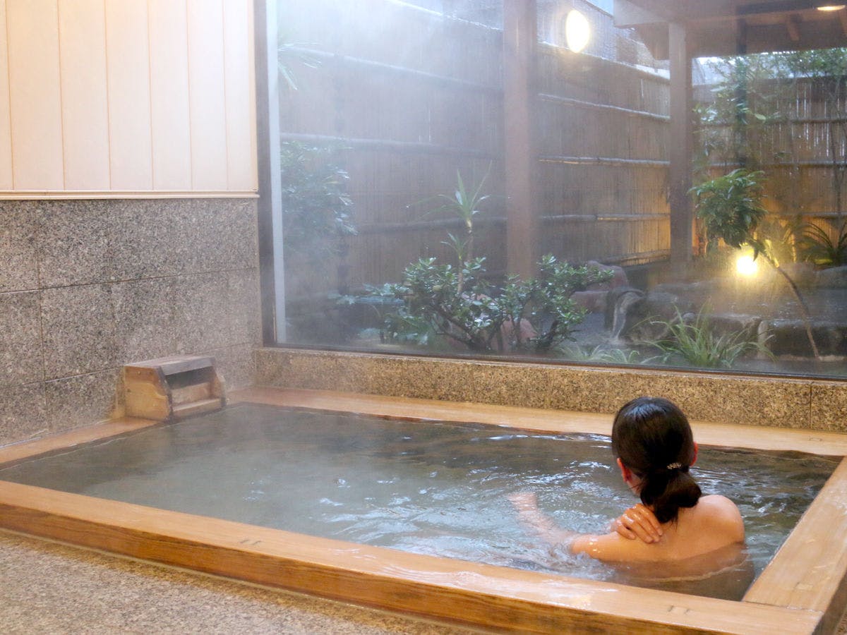 Ito Usami Onsen: Minshuku Fukabe - A Guesthouse with Delicious Seafood and Gemstone Open-Air Baths
