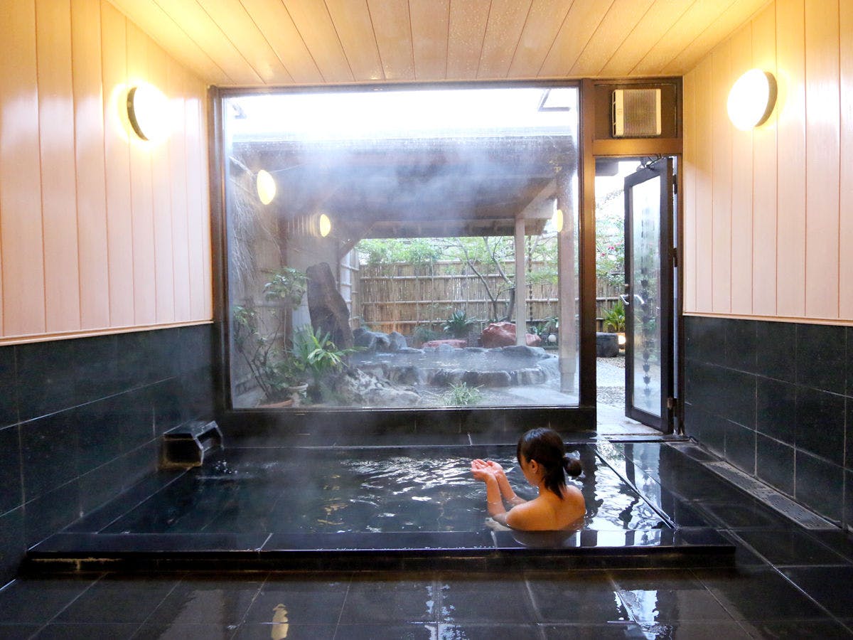 Ito Usami Onsen: Minshuku Fukabe - A Guesthouse with Delicious Seafood and Gemstone Open-Air Baths