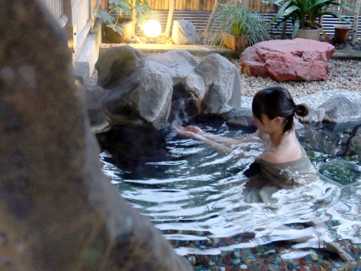 Ito Usami Onsen: Minshuku Fukabe - A Guesthouse with Delicious Seafood and Gemstone Open-Air Baths