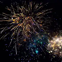 從屋頂甲板可以看到伊東的煙火。