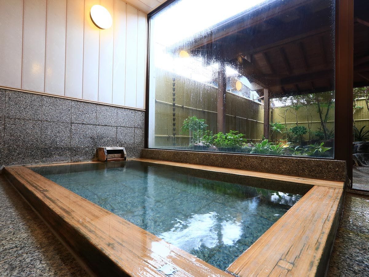 Ito Usami Onsen: Minshuku Fukabe - A Guesthouse with Delicious Seafood and Gemstone Open-Air Baths
